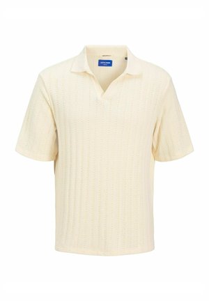 Kremfarvet kortærmet polo t-shirt med v-hals og strukturerede vertikale striber, lavet af et blødt strikmateriale. mærkeetiket synlig.