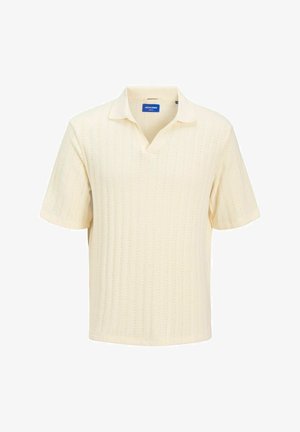 Kremfarvet kortærmet polo t-shirt med v-hals og strukturerede vertikale striber, lavet af et blødt strikmateriale. mærkeetiket synlig.