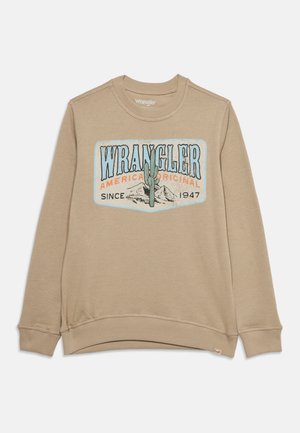 Bézs környakú pulóver az elején a „Wrangler American Original Since 1947” felirattal, kaktusszal és hegyi grafikával.