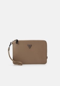 Beżowy portfel na zamek wykonany z teksturowanego materiału syntetycznego, z trójkątnym logo i odpinanym paskiem na nadgarstek.