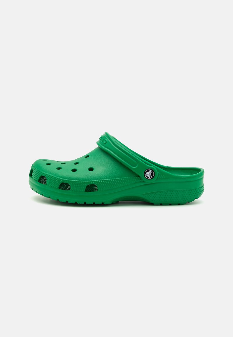 Zoccolo verde in gomma con fori di ventilazione, una cinghia sulla parte superiore e suola con grip testurizzata, che mette in mostra un design leggero e casual.