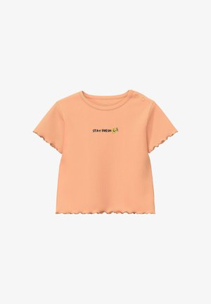 Pfirsichfarbenes, geripptes Babyshirt mit kurzen Ärmeln und Rüschenkanten, zwei Druckknöpfen an der Schulter und dem Schriftzug „STAY FRESH“ mit lächelnder Zitronengrafik in der Mitte.