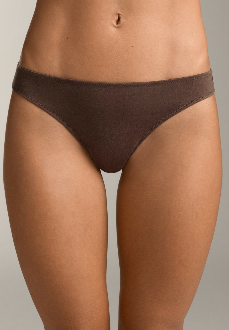 Culotte de bikini marron avec une texture lisse, design à couverture minimale et taille élastique plate. Style simple et fonctionnel.