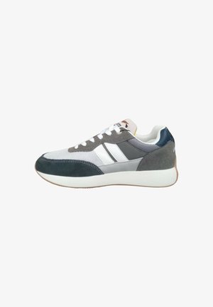 Sneaker basse in grigio, bianco e blu navy con lacci bianchi, pannelli in mesh e suede e suola bianca spessa.
