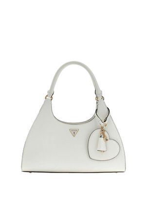 Bolso de mano de cuero blanco con un asa, logo triangular dorado de Guess y charm en forma de corazón con borla y colgante "G".