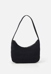 Sort plisseret skuldertaske med en glat tekstur, buet form og lynlåslukning. Har en slank rem til nem bæring.