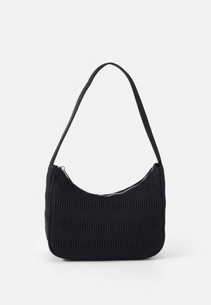 Zwarte geplooide schoudertas met een gladde textuur, gebogen vorm en een ritssluiting. Voorzien van een slanke schouderriem voor gemakkelijk dragen.