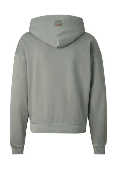 Grauer Kapuzenpullover mit langen Ärmeln, gerippten Bündchen und Saum sowie einem kleinen rechteckigen Etikett auf der Rückseite der Kapuze.