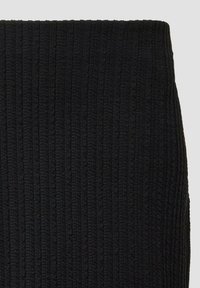 Zwarte geribbelde rok van een textiel met verticale lijnen, met een aansluitend ontwerp en een soepele afwerking bij de taille.