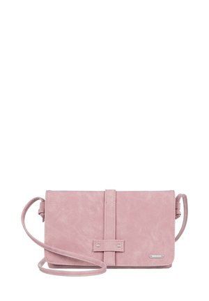 Měkká růžová kožená kabelka přes rameno s předním páskem a stříbrnou kovovou destičkou s logem, vybavená nastavitelným ramenním popruhem.
