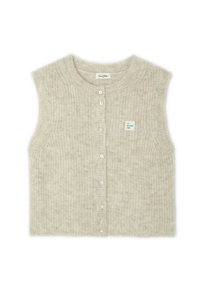 Gilet beige en tricot sans manches boutonné, col rond et petite étiquette verte indiquant "LA MAISON AMV" sur la poitrine gauche.
