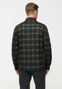 Schwarz-grau kariertes Hemd, Wollmischung, mit Knopfmanschetten, spitzem Kragen, sichtbaren Nähten und einer entspannten Passform mit geradem Saum.