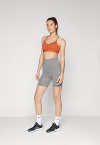 Nike Performance INDY BRA - Sportski grudnjak s blagom potporom - burnt sunrise
