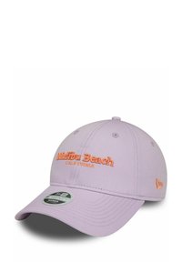 Gorra de lavanda con "Malibu Beach" bordado en naranja, visera curvada y ojales de ventilación. Fabricada con un tejido de textura suave.