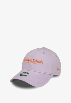Gorra de lavanda con "Malibu Beach" bordado en naranja, visera curvada y ojales de ventilación. Fabricada con un tejido de textura suave.