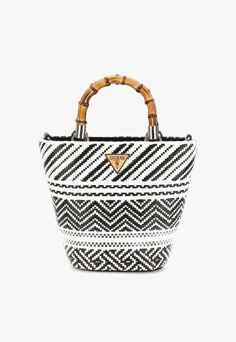 Sac cabas tissé noir et blanc avec des motifs géométriques, poignées en bambou et une plaque triangulaire avec le logo Guess sur le devant.