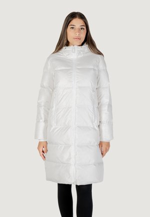 Giacca puffer bianca con zip frontale, cappuccio e due tasche laterali. Il tessuto è lucido e trapuntato con una texture morbida. Maniche lunghe.