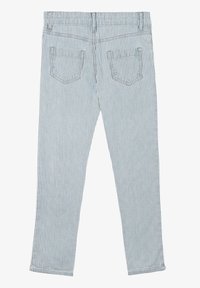 Vaaleansinisiä, raidallisia farkkuja, joissa on kapea malli, viisi taskua ja erottuva ommel. Vyötärönauha on normaali korkeus.