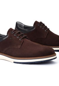 Chaussures en suede marron avec des accents en cuir, bout arrondi, lacets à cinq œillets, semelle intercalaire blanche et semelle extérieure en caoutchouc noir avec motifs de grip.