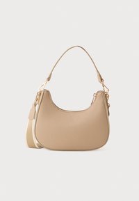 Petit sac à bandoulière beige avec un dessus arrondi, une longue bandoulière amovible et des fermoirs dorés sur fond blanc uni.