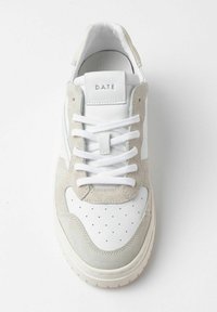 Sneaker bianco e grigio con una combinazione di texture in pelle e suede, caratterizzata da dettagli perforati, lacci bianchi e un logo D.A.T.E. sul tallone.