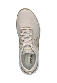 Sneaker atletica beige con parte superiore in rete, design con lacci, soletta in memory foam e dettagli marrone chiaro lungo i lati e la suola.