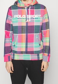 Sudadera a cuadros colorida que presenta tonos de rosa, verde, azul y púrpura, con un bolsillo frontal y el logo "Polo Sport Ralph Lauren". La sudadera tiene cordones ajustables.