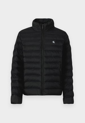 Svart vadderad jacka med hög krage, dragkedja framtill och sidofickor. Har ett quiltat mönster och en liten vit logotyp på bröstet.