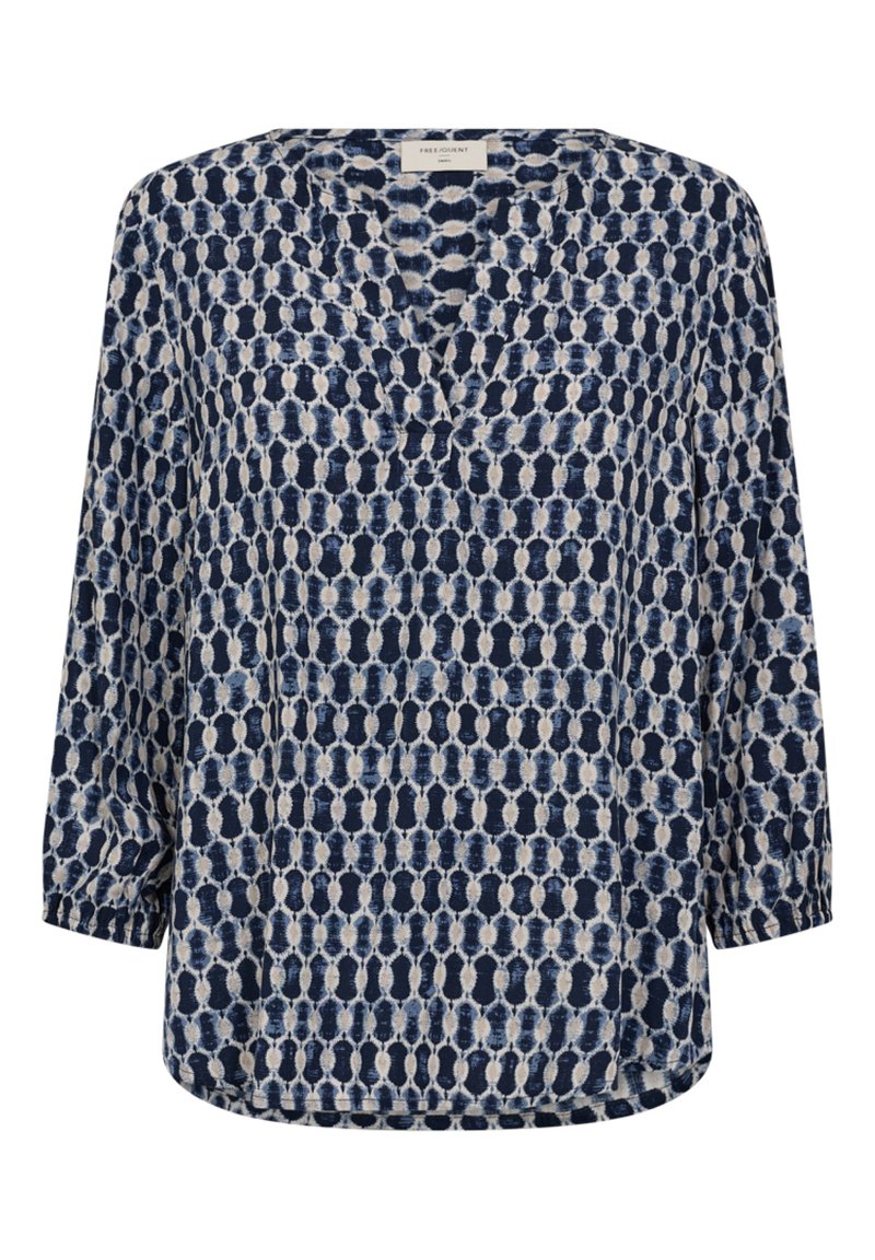 Marineblauwe en crèmekleurige blouse met een V-hals, driekwart mouwen en een relaxte pasvorm. De blouse heeft een textuurstof met een abstract ontwerp.