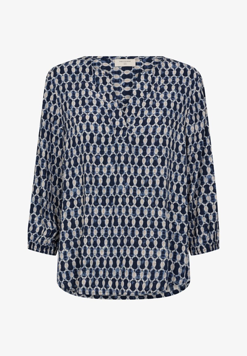 Marineblauwe en crèmekleurige blouse met een V-hals, driekwart mouwen en een relaxte pasvorm. De blouse heeft een textuurstof met een abstract ontwerp.