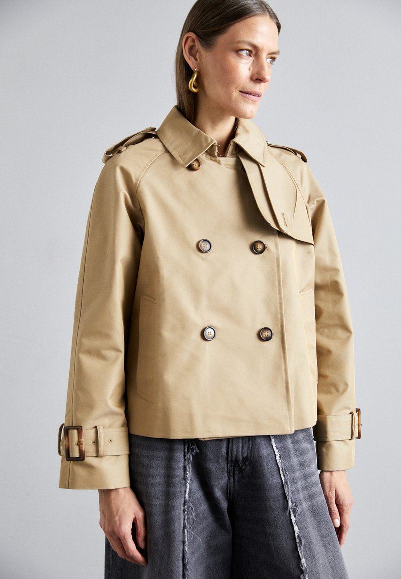 STUDIO ID ISLA SHORT TRENCH COAT - Viegla jaka - camel