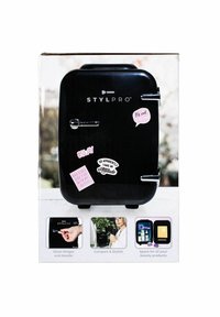 Compact zwarte mini koelkast met zilveren scharnieren en handgreep, voorzien van esthetische stickers en een schoon, strak design voor de opslag van schoonheidsproducten.