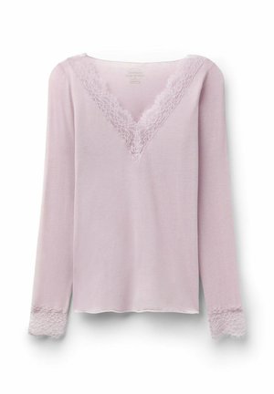 Haut à manches longues rose clair avec col en V et bordure en dentelle au niveau du col et des poignets, fabriqué en tissu doux et léger.