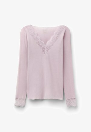 Jasnoróżowa bluzka z długim rękawem, dekoltem w kształcie litery V oraz koronkowym wykończeniem na dekolcie i mankietach, wykonana z miękkiego, lekkiego materiału.