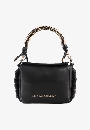 Czarna skórzana torebka o strukturalnym kształcie, z plecionymi detalami po bokach oraz uchwytem ozdobionym logo w kolorze złotym.