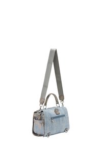 Blauwe denim handtas met zilveren paillettenaccenten, dubbele handgrepen, verstelbare grijze schouderriem, ritsvak en platte bodem.