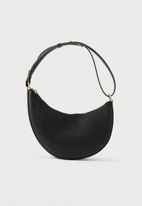 Svart läderhandväska med en rundad form, texturerad yta, guld detaljer och en justerbar axelrem. Dragkedjestängning upptill.