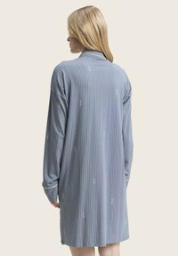 Grau gestreiftes Langarmkleid mit Kragen. Verfügt über eine lockere Passform, weichen Stoff und dezente bestickte Details.