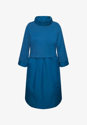 Abito blu con scollo a cowl, maniche a tre quarti e design morbido. Tessuto morbido, con una trama contrasting al collo e ai polsini.