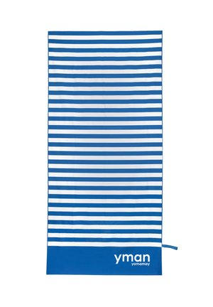 Ręcznik w poziome niebiesko-białe paski z jednolitym niebieskim dolnym brzegiem i napisem "yman yamamay" w rogu.