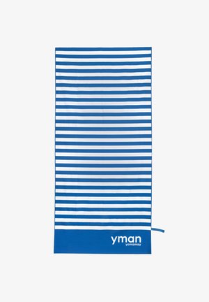 Ręcznik w poziome niebiesko-białe paski z jednolitym niebieskim dolnym brzegiem i napisem "yman yamamay" w rogu.