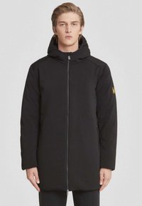 Zwarte hoodiejas met een voorkantrits, gemaakt van een gladde, gestructureerde stof en een minimalistisch ontwerp. Bevat een logo-opdruk op de mouw.