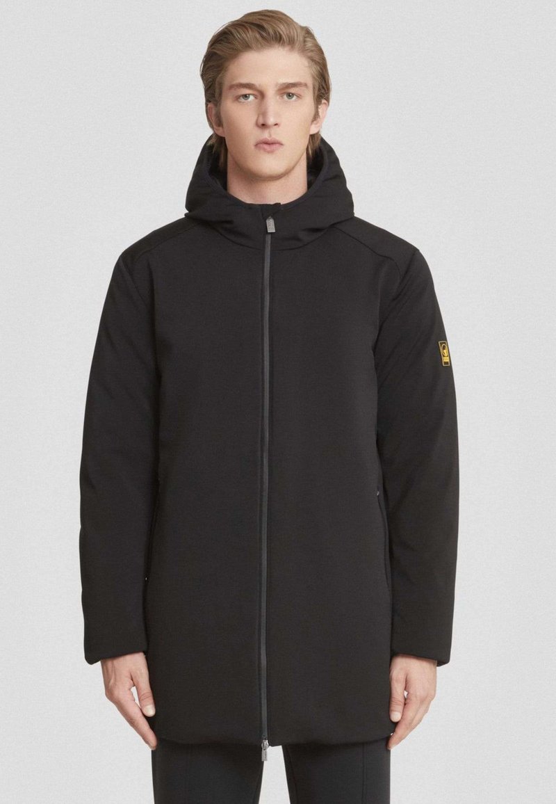 Zwarte hoodiejas met een voorkantrits, gemaakt van een gladde, gestructureerde stof en een minimalistisch ontwerp. Bevat een logo-opdruk op de mouw.