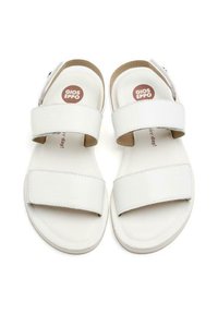 Sandalias blancas con dos correas anchas y una punta redondeada, fabricadas con un material similar al cuero suave y con una suela blanca acolchada.