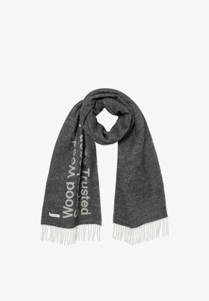 Bufanda de lana gris con textura suave, que presenta flecos blancos y un diseño de texto impreso. Forma rectangular y acabado liso.