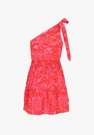 Vestido mini de un solo hombro, con volantes, en un rojo brillante con patrones de hojas rosas. Presenta una cintura fruncida y un detalle de lazo en el hombro.