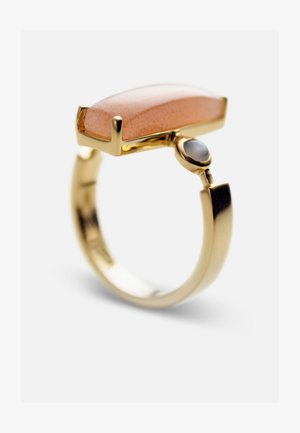 Goldring mit einem rechteckigen Pfirsichstein und einem kleineren ovalen Akzentstein. Glatte, polierte Oberflächen und ein schlankes, modernes Design.