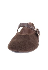 Pantofole in feltro marrone con punta arrotondata, dotate di una tracolla in pelle marrone e dettaglio con fibbia metallica. Texture morbida, design confortevole.