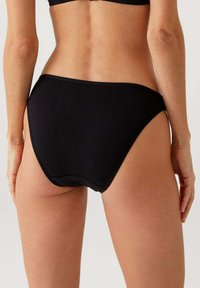 Zwarte bikini onderstukken van gladde stof. Hoog uitgesneden pijpen en een lage tailleband. Naadloze randen voor comfort. Minimalistisch ontwerp.