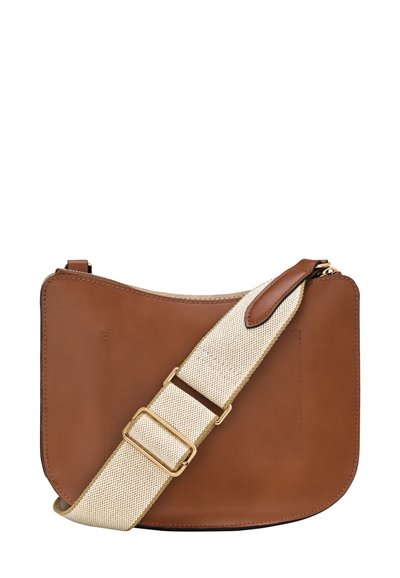 Braune Leder-Crossbody-Tasche mit breitem verstellbarem beige Stoffgurt und goldener Metallschließe auf Hintergrund weiß.
